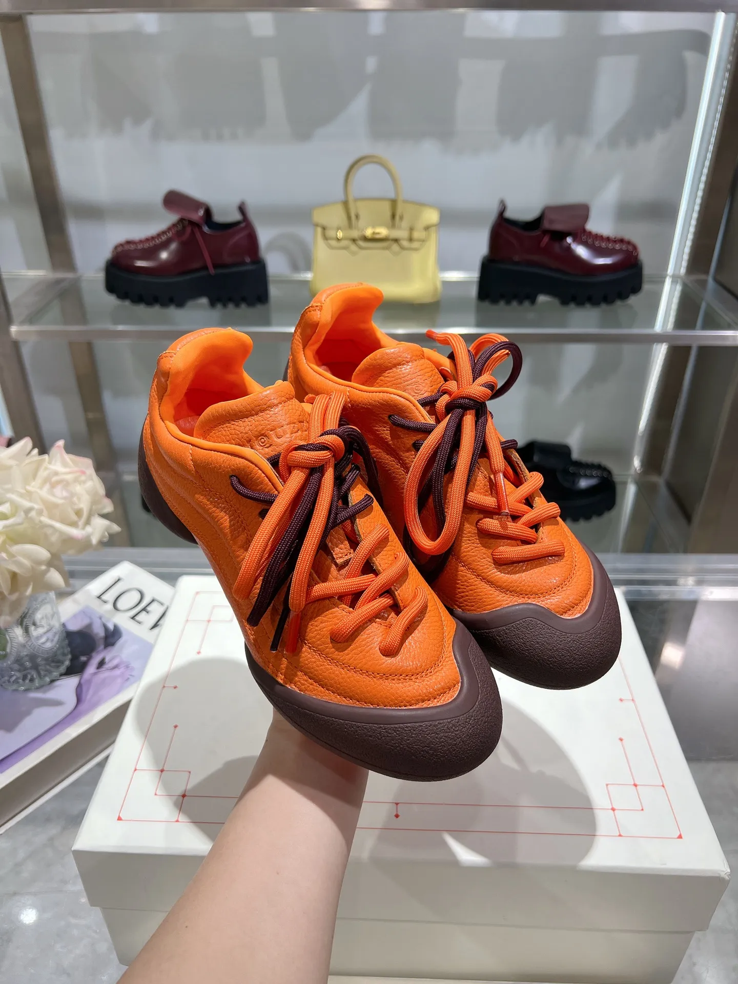 p580💰Couple model 𝐀𝐥𝐞𝐱𝐚𝐧𝐝𝐞𝐫 𝐌𝐜𝐐𝐮𝐞𝐞𝐧#/Alexander McQueen’s latest Flexion series, retro, casual, sneakers, original purchase, development, production, this Flexion Off Low-top sneakers in white grained leather with varying sized laces and an anatomically inspired lightweight segmented sole. The reverse skull pattern is embossed on the heel. Fabric: Original customized imported first-layer cowhide. Lining: Customized imported breathable mesh lining. Sole: Original open-molded non-slip TPU material. Bottom thickness: 2CM. Size: #Female size 35-40 (40 customized, non-refundable) #Men’s code 39-45 (45 customized, non-refundable)